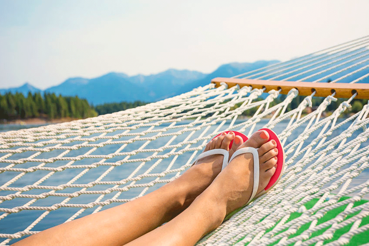 Slippergekte: waarom slippers het ultieme zomeraccessoire zijn.